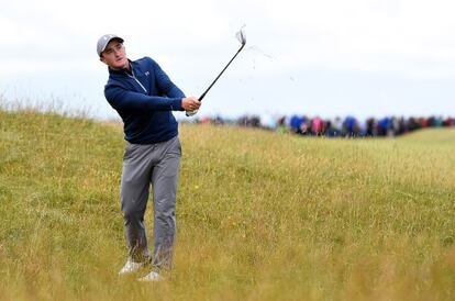 Paul Dunne da un hierro en el Old Course.