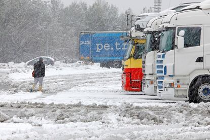 Fuerte nevada, este lunes, en la autovía A2 a su paso por El Bruc (Barcelona).