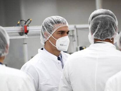 Pedro Sánchez dureante su visita a las instalaciones de la farmacéutica Rovi.