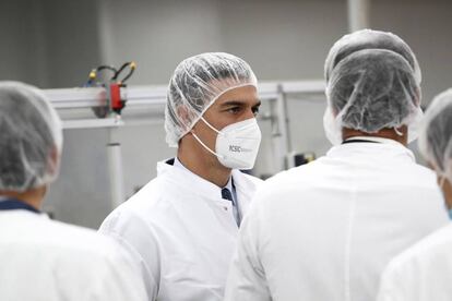 Pedro Sánchez dureante su visita a las instalaciones de la farmacéutica Rovi.