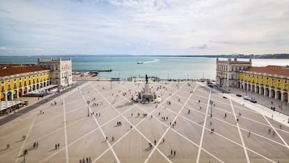 La gran explanada asomada al Tajo de la Praça do Comércio, en Lisboa.