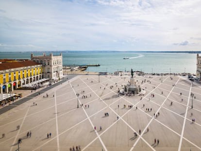 La gran explanada asomada al Tajo de la Praça do Comércio, en Lisboa.