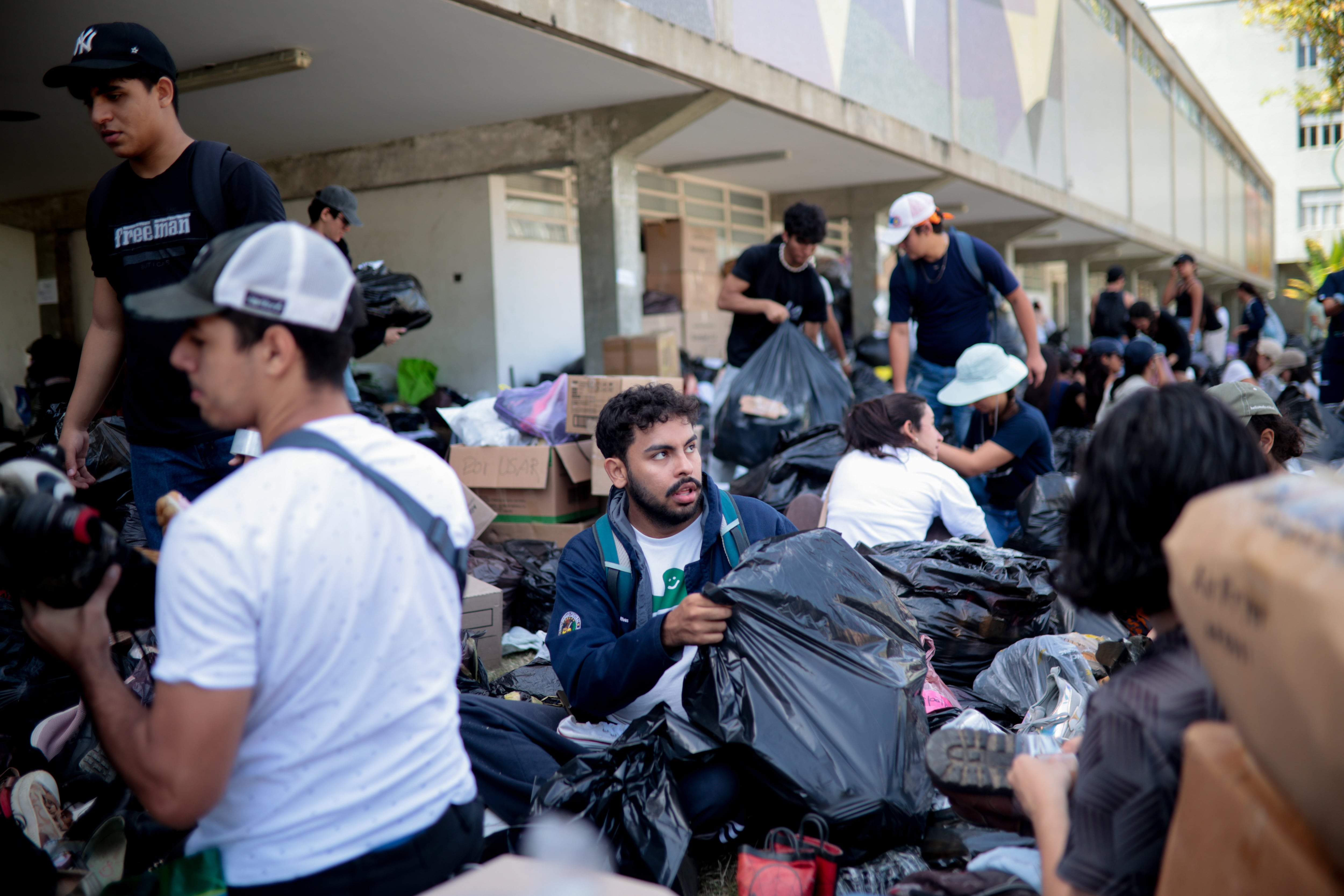 La fuerza solidaria forjada durante años de adversidad en Venezuela: "Aquí nos unimos todos"
