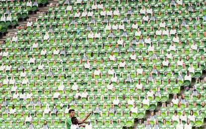 Gradas con espectadores de cartón durante un partido de primera división entre los equipos del Ferencvarosi TC y del Debreceni VSC, en el estadio Groupama Arena en Budapest (Hungría).