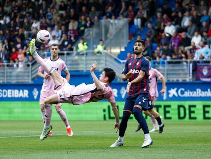 El centrocampista del Oviedo, Borja Sánchez, intenta una chilena en el último duelo liguero ante el Eibar. Ahora llega la semifinal por el ascenso.