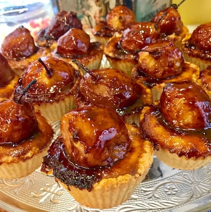 PASTELES DE REQUESÓN Y PERA A LA MIEL / CAPEL