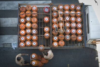 Repartidores de bombonas de butano el pasado jueves en Barcelona.