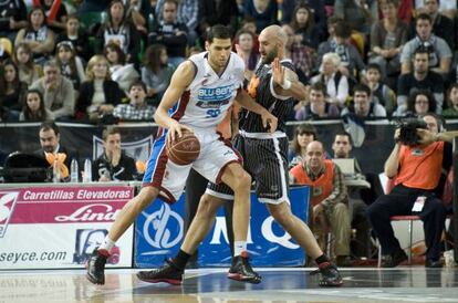 Una de las jugadas del partido entre Blusens y Uxue Bilbao.