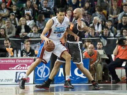 Una de las jugadas del partido entre Blusens y Uxue Bilbao.