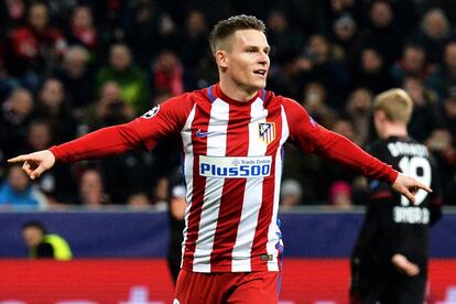 Kevin Gameiro del Atlético de Madrid celebra su gol de penalti ante Bayer Leverkusen.