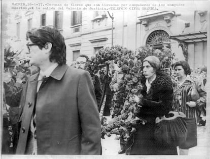 Manuela Carmena acompaña los féretros de los cuatro abogados asesinados a tiros el 24 de enero de 1977 en un despacho de la calle Atocha, en Madrid.