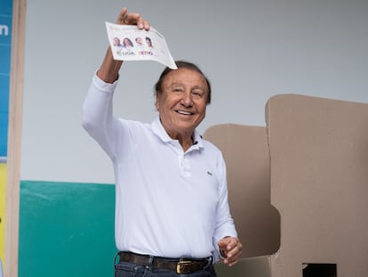 Rodolfo Hernández muestra su tarjetón marcado en un centro de votación en Bucaramanga, Colombia.
