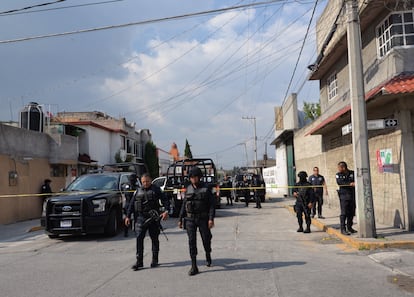 Elementos de la policía municipal de Toluca y de la policía del Estado de México analizan una escena del crimen, en una imagen de archivo.
