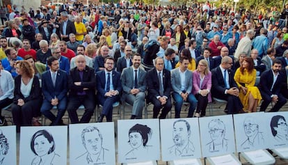 Torra i el seu govern, amb les fotos dels líders independentistes encausats.