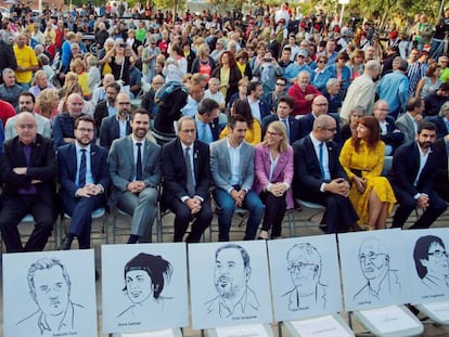 Torra i el seu govern, amb les fotos dels líders independentistes encausats.