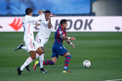 Sergio León cae tras su contacto con Militão en la acción que supuso la expulsión del central madridista a los nueve minutos de partido.