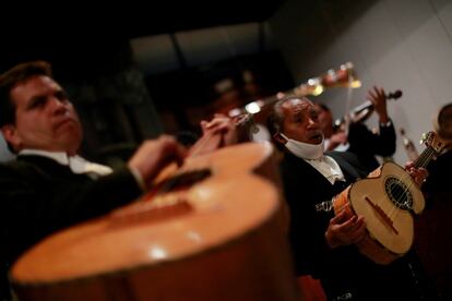 Un grupo de mariachis durante una actuación en un local de la Ciudad de México. Las autoridades sanitarias de México informaron este sábado que el país acumula 3.353 fallecidos por la covid-19, 193 más que en la jornada anterior, y 33.460 enfermos confirmados, lo que supone un incremento de 1.938 en las últimas 24 horas.