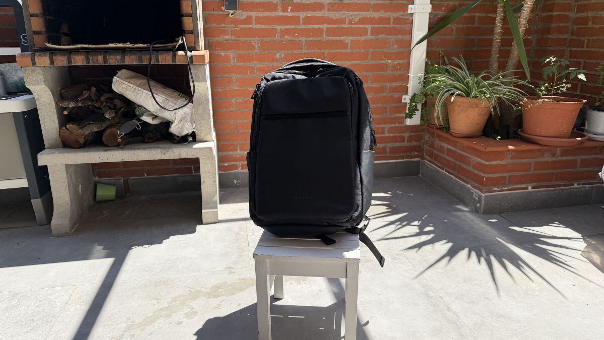 This Tucano backpack is suitable for carrying laptops up to 16 inches.