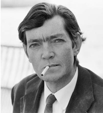 Julio Cortázar, fotografiado por Sara Facio en 1967 en la sede de la Unesco en París.