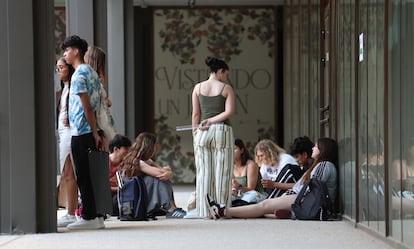 Estudiantes en un descanso de la EVAU de Dibujo, en el Centro de Arte de la Universidad Complutense en Madrid, el 6 de junio. 