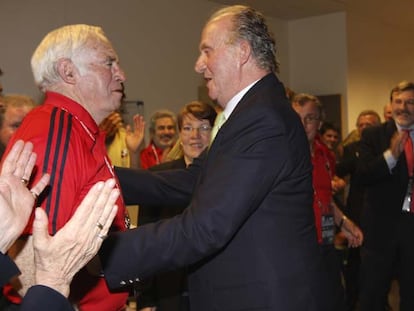 Luis Aragonés recibe la felicitación del rey Juan Carlos al término del encuentro.
