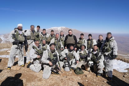 El ministro de Defensa israelí, Israel Katz, durante la visita a las tropas en la cima del Monte Hermón, en Siria, este martes, en una imagen distribuida por el Ministerio de Defensa de Israel.