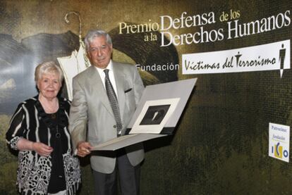 El Premio Nobel de Literatura Mario Vargas Llosa entrega el premio a Margaret McKinney.