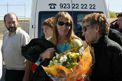 La etarra Mercedes Galdós (en el centro) recibe un ramo de flores a la salida de la cárcel de Topas (Salamanca).