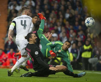 El delantero del PSG Zlatan Ibrahimovic (primer término) compite con el portero del Real Madrid Keylor Navas (d) y el defensa del Real Madrid Sergio Ramos.