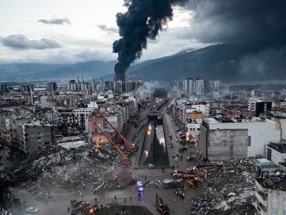 Vista panorámica de la localidad turca de Alejandreta tras el terremoto, este martes.