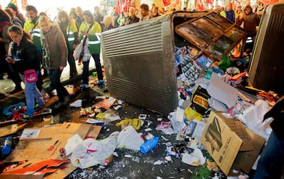 Un contenedor derribado al paso de los trabajadores de limpieza que se manifestaron por el centro.