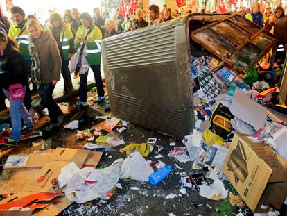 Un contenedor derribado al paso de los trabajadores de limpieza que se manifestaron por el centro.