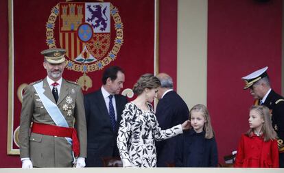 Los Reyes junto con las infantas, antes de iniciarse el desfile.