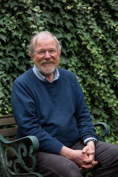 El escritor Billy Bryson, en el jardin de su casa situada en el barrio londinense de Fulham, el 14 de febrero.