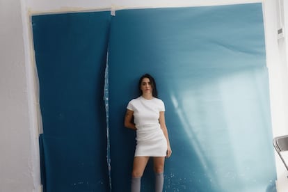 Lali escuchó la acusación de Milei en la televisión y le pareció “una imagen muy 'Black Mirror'”. La artista lleva minivestido y botas de Acne Studios.