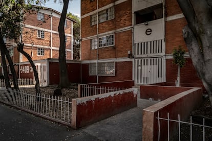 Unidad Habitacional Cobre de México con jardineras por Luis Barragán