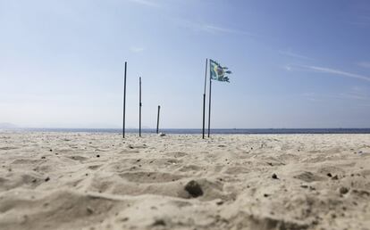 Playa de Copacabana, este sábado. El sistema público de salud de la ciudad está al límite, con el 95% de sus camas de cuidados intensivos ocupadas, situación que se repite prácticamente en todo el país. Pese a esto, muchas personas caminan por la calle sin mascarilla.