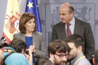 Soraya Sáenz de Santamaría y Luis de Guindos, tras el Consejo de Ministros.