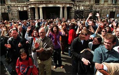 Numerosas personas se concentraron ayer frente al Ayuntamiento de Valencia.