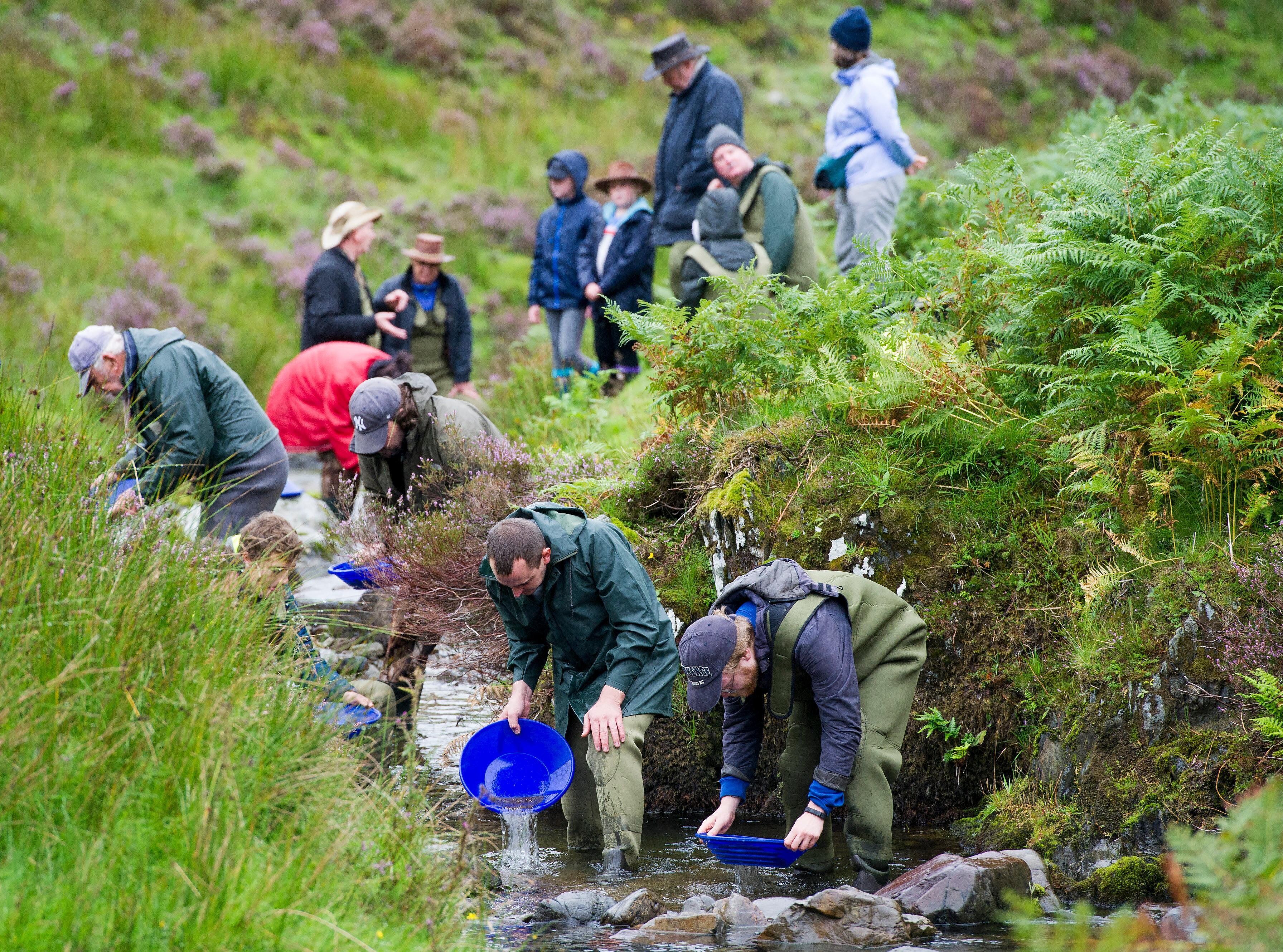 Turistas en busca de oro en el en el cauce del Mennock, cerca de la localidad de Wanlockhead.