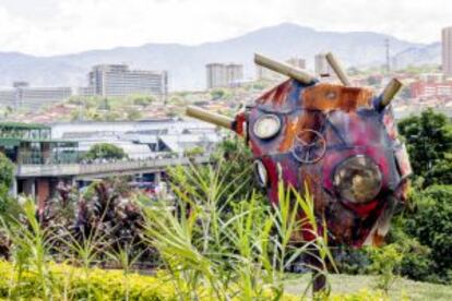 'Corazón motor', una escultura de Iván Moreno Vera, hace parte de la colección abierta al público de obras de arte realizadas con material de reciclaje que se exhiben en Moravia.