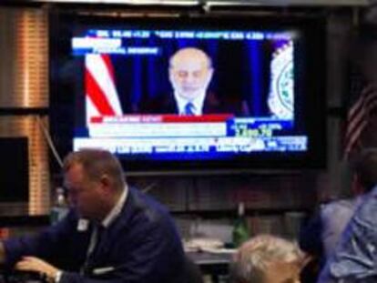 La intervención del presidente de la Fed, Ben Bernanke, es seguida por televisión en la Bolsa de Nueva York