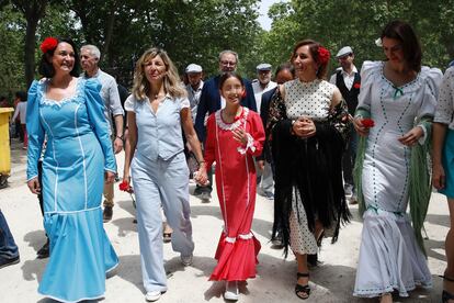 La vicepresidenta segunda del Gobierno y ministra de Trabajo, Yolanda Díaz, pasea por la pradera de San Isidro junto a la portavoz de Más Madrid en la Asamblea, Mónica García (segunda por la derecha) y la portavoz del partido en el Ayuntamiento, Rita Maestre.