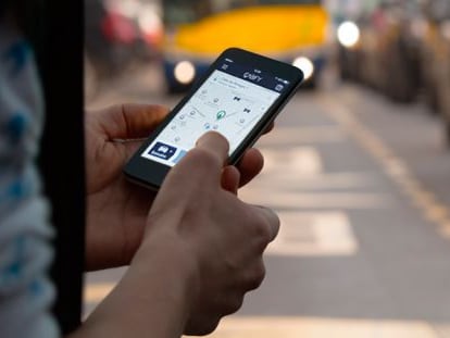 Un usuario pide un taxi a través de la aplicación móvil de Cabify.