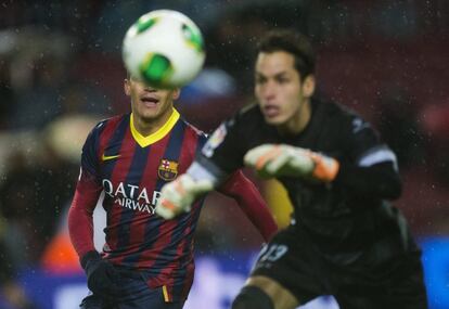 El guardameta del Levante, Javier Jiménez, intenta capturar el balón ante Alexis