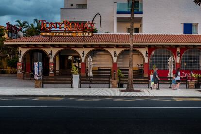 Restaurante cerrado en la Avenida Rafael Puig Lluvina, en Playa de Las Américas (Tenerife), que ahora arroja un aspecto casi irreconocible por la falta de turistas.