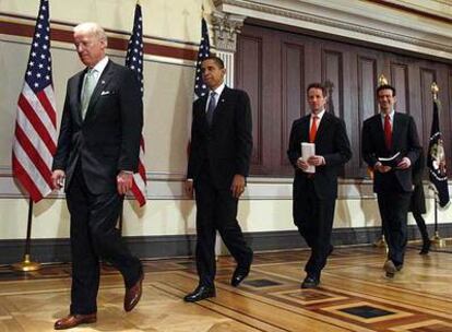 El vicepresidente Joe Biden, el presidente Barack Obama, el secretario del Tesoro Tim Geithner y el director de Presupuestos Peter Orszag, ayer en Washington.