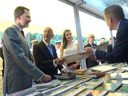El rey Felipe, el presidente de Portugal, Marcelo Rebelo de Sousa, y la reina Letizia, en la inauguracion de la Feria del Libro de Madrid
