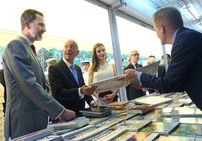 El rey Felipe, el presidente de Portugal, Marcelo Rebelo de Sousa, y la reina Letizia, en la inauguracion de la Feria del Libro de Madrid