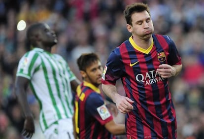 Messi, con Neymar y N’Diaye a su espalda, resopla tras una jugada en el Barça-Betis del pasado sábado